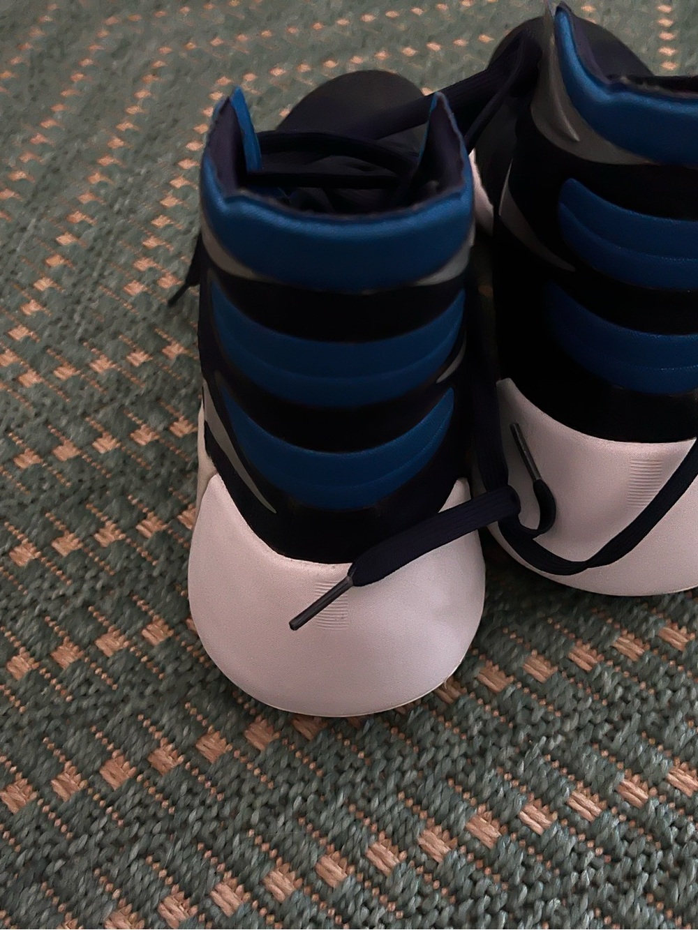 Nike Hyperdunks - Picture 2 of 4